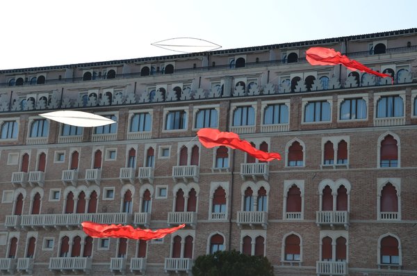 Image 17 from Windfire Designs Venice 2011 Flowx kites by Tim Elverston and Ruth Whiting